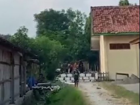 Viral Video of Blora Residents Collaboratively Building a Wall in the Middle of the Road, Blocking Access for 'Complicated' Neighbors