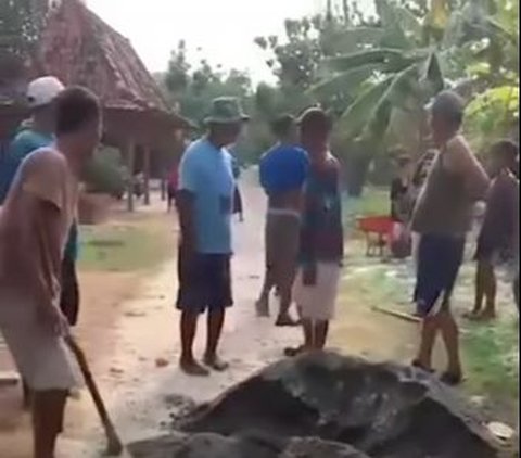 Viral Video of Blora Residents Collaboratively Building a Wall in the Middle of the Road, Blocking Access for 'Complicated' Neighbors