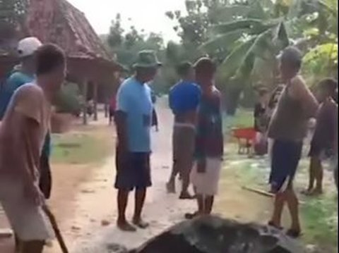 Viral Video of Blora Residents Collaboratively Building a Wall in the Middle of the Road, Blocking Access for 'Complicated' Neighbors