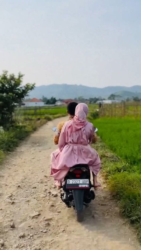 Potret Bupati Hengky Kurniawan dan Istri Hadiri Nikahan Warga, Sederhana Motoran