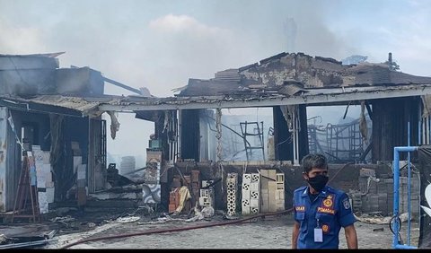 Kapolsek Sukmajaya Kompol Margiono mengatakan, api diketahui sekitar pukul 10.30 WIB. <br>