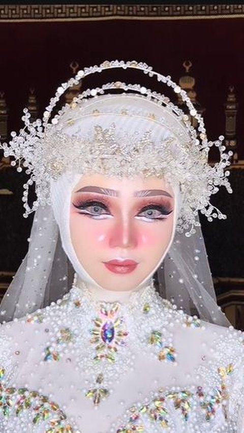 The bride's face looks so different with pink blush on, as well as highlighter on the cheeks. In addition, her eye area is shaped like a doll's eyes, making her look like Barbie.