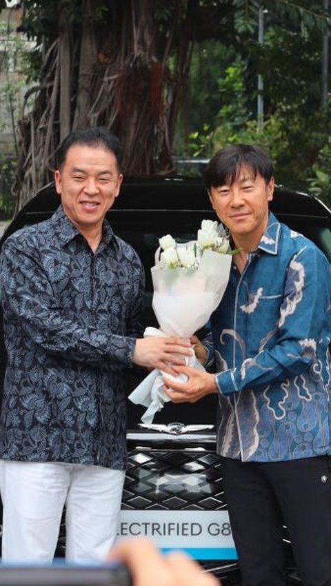 Shin Tae Yong Dapat Hadiah Mobil Listrik Mewah Genesis G80, Segini Harganya