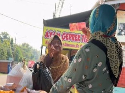 Sad, Grandma Egg Seller Cheated with Fake Rp100 Thousand Money, Gives Genuine Money as Change to Buyer