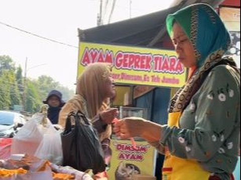 Sad, Grandma Egg Seller Cheated with Fake Rp100 Thousand Money, Gives Genuine Money as Change to Buyer