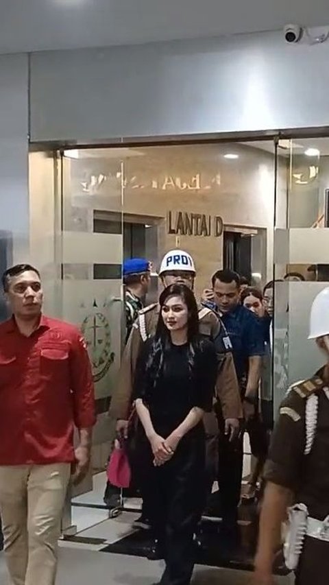 Senyum Sandra Dewi Usai 11 Jam Diperiksa Kasus Timah