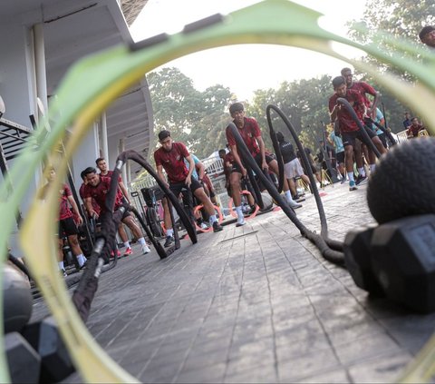 Timnas Indonesia U-20 saat latihan fisik di pusat kebugaran di kawasan Stadion Utama Gelora Bung Karno (SUGBK), Senayan, Jakarta, Rabu (15/5/2024). Foto: Bola.com / Bagaskara Lazuardi