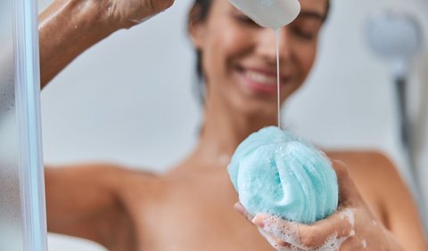 6. Mandi Pakai Loofah atau Sikat Mandi