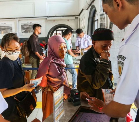 There is an escalator construction at Senen Station, Passengers of 17 trains to Central Java and East Java are advised to depart from Jatinegara