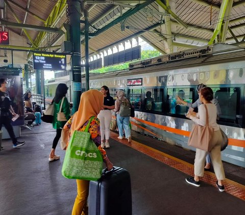 There is an escalator construction at Senen Station, Passengers of 17 trains to Central Java and East Java are advised to depart from Jatinegara