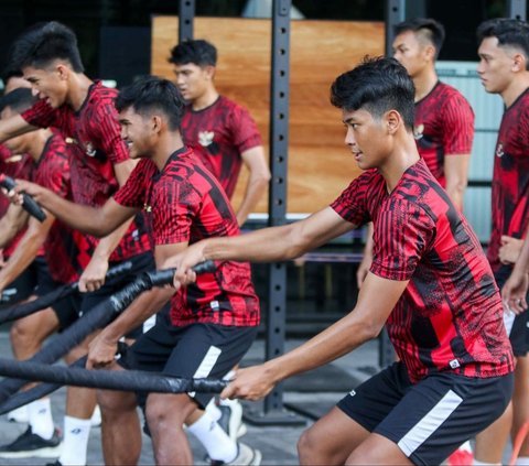 Timnas Indonesia U-20 digembleng dengan latihan fisik yang cukup berat pada hari Rabu (15/05/2024).<br><br>Latiihan itu berlangsung di GBK Empire Fit Club, Senayan, Jakarta. Foto: Liputan6.com / Herman Zakharia