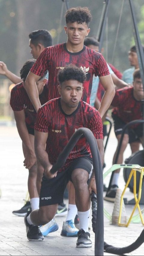 Arkhan Kaka dan kolega dilatih dengan sejumlah alat gym. Foto: Liputan6.com / Herman Zakharia