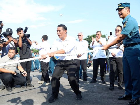 Mentan Amran bersama Wakasal Lepas Brigade Alsintan Menuju Merauke, Papua Selatan