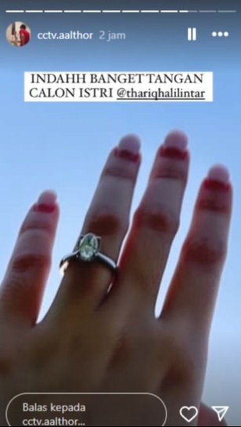 Penampakan cincin tunangan mereka pun begitu cantik.