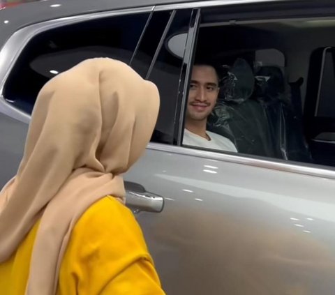 Verrell Bramasta Belikan Mobil Baru buat Ibu Sambungnya, Keren dan Mahal