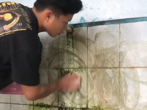 Rajin Keliling Desa Bersihkan Toilet Masjid Terbengkalai dengan Uang Sendiri, Pemuda Tukang Cilok Ini Nangis Haru Dapat Tawaran Umrah Gratis