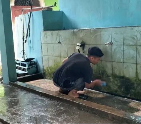 Rajin Keliling Desa Bersihkan Toilet Masjid Terbengkalai dengan Uang Sendiri, Pemuda Tukang Cilok Ini Nangis Haru Dapat Tawaran Umrah Gratis