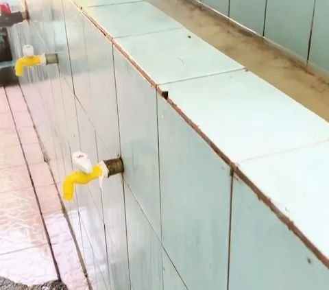 Rajin Keliling Desa Bersihkan Toilet Masjid Terbengkalai dengan Uang Sendiri, Pemuda Tukang Cilok Ini Nangis Haru Dapat Tawaran Umrah Gratis