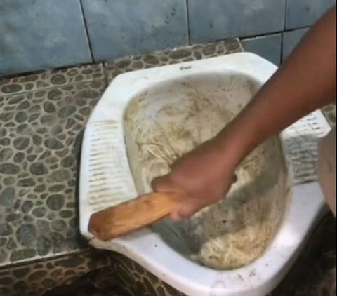 Rajin Keliling Desa Bersihkan Toilet Masjid Terbengkalai dengan Uang Sendiri, Pemuda Tukang Cilok Ini Nangis Haru Dapat Tawaran Umrah Gratis