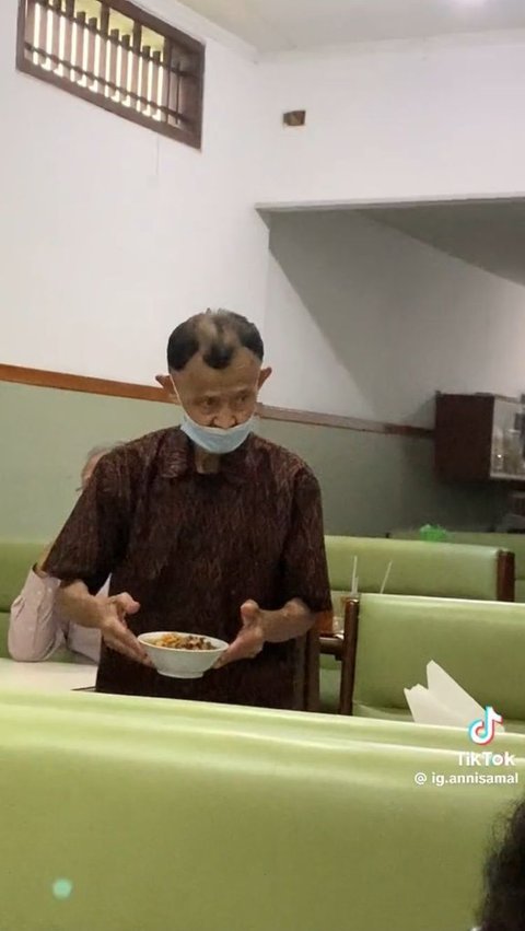 Viral Wanita Unggah Sebuah Restoran yang Pekerjakan Lansia sebagai Karyawan, Tuai Pujian<br>