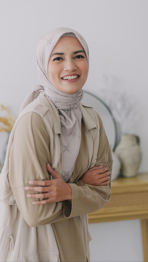 While now Meriza has been consistent in wearing hijab. Her beauty is becoming more enchanting.