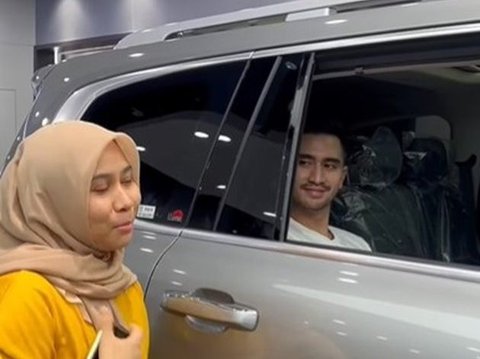 Belikan Mobil Mewah Ibu Tiri Senilai Rp 1,1 M, Intip Momen Akrab Verrel Bramasta dan Sarni Istri Ivan Fadilla