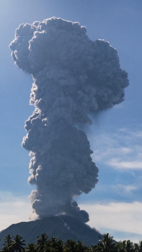 Gunung Ibu Erupsi, Lontarkan Abu Vulkanik Setinggi 5 Kilometer