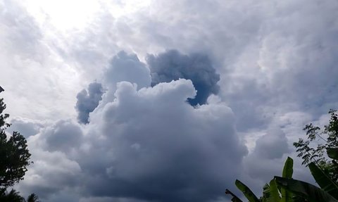 Gunung Ibu Erupsi, Lontarkan Abu Vulkanik Setinggi 5 Kilometer