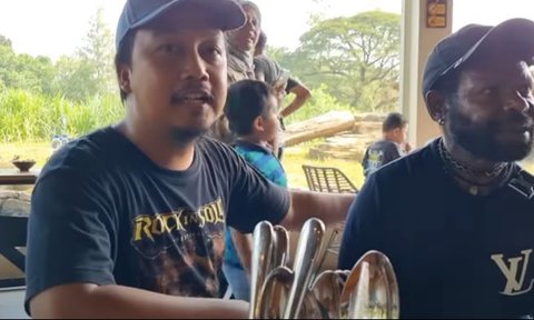 Moro Kogoya Panglima Perang Suku Dani Bahagia Diajak Jalan ke Kebun Binatang Oleh Anggota Kopassus