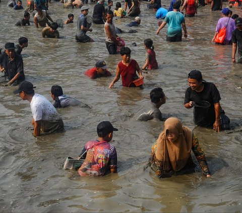 FOTO: Antusiasme Warga Berebut Ikan Saat Tradisi Ngubek Empang Jelang Lebaran Depok