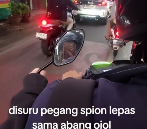 Random Banget! Seorang Cewek Terpaksa Pegangi Spion Motor Saat Naik ...