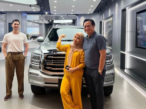Wow! Verrell Bramasta Gives a Luxury Car Worth Billions of Rupiah to Step Mother