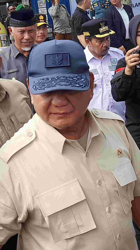 Prabowo Terbang ke Sumbar, Serahkan Bantuan untuk Korban Banjir Bandang Lahar Dingin Marapi