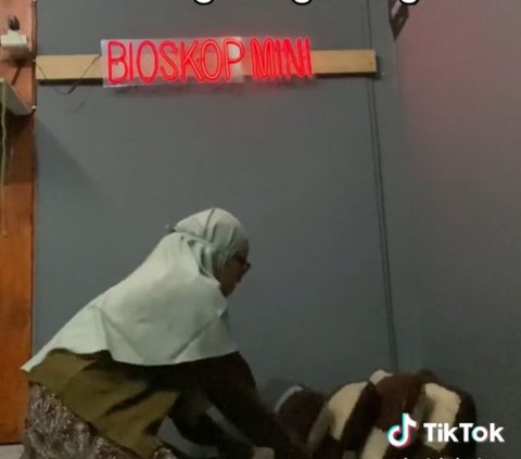 Viral Wanita Buka ‘Bioskop’ Mini di Rumahnya dengan Harga Rp5 Ribu, Curi Perhatian