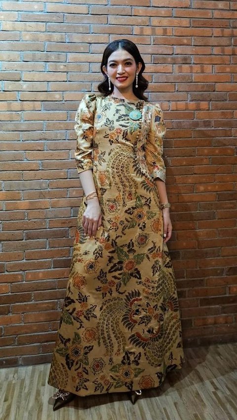 Selvi Ananda's Luxurious Style at an Event in Solo, Wearing Local Dress and Jewelry