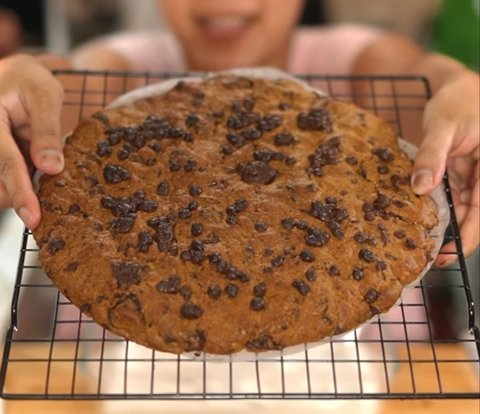 Make the Trending Giant Cookie, Just Prepare 8 Ingredients