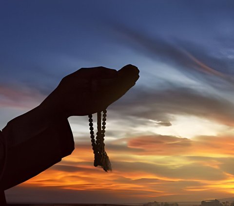 5 Prayers to Enter Heaven Without Reckoning in Arabic, Latin, and Their Meanings, Practice after Obligatory Prayer