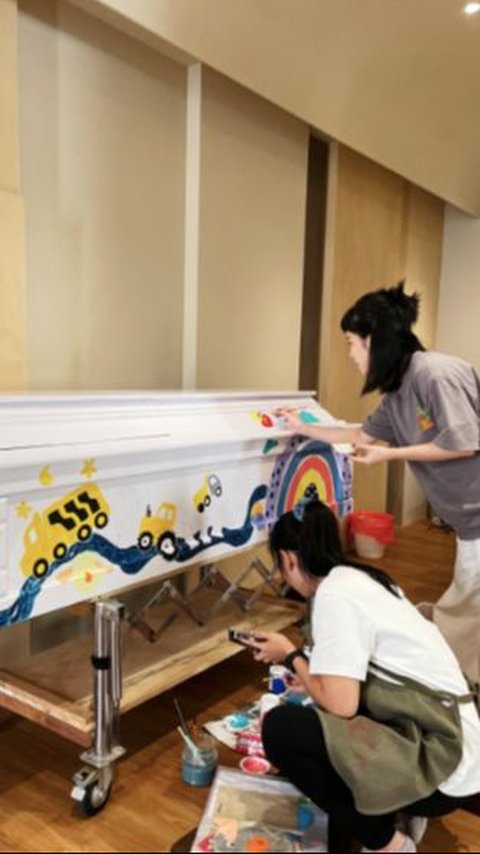 Pengrajin Mural ini Dapat Job Lukis Peti Mati Anak Kecil, Gambarnya Ceria Tapi Bermakna Mendalam