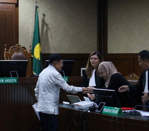 Wakil Presiden ke-10 dan ke-12 Jusuf Kalla saat dihadirkan dalam sidang kasus korupsi dengan terdakwa eks Dirut Pertamina Galaila Karen Kardinah atau Karen Agustiawan di Pengadilan Tindak Pidana Korupsi (Tipikor), Jakarta, Kamis (16/5/2024). JK, sapaan akrab Jusuf Kalla, dihadirkan sebagai saksi meringankan. Foto: Liputan6.com/Herman Zakharia