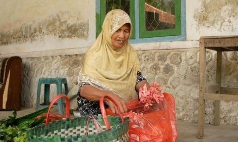 Kisah Perjuangan Holipah Penjual Bunga Tabur, 12 Tahun Menabung Akhirnya Bisa Naik Haji