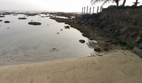 Melihat Keindahan Pantai dari Vila