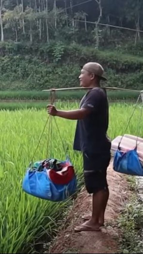 Marak Penjual Online, Pria Ini Rela Keliling Pelosok Kampung Jualan Tikar dan Topi<br>
