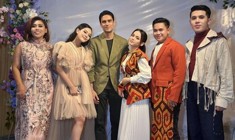 Dalam foto yang diunggah di akun Instagram pribadinya, Putri kerap memakai aksesoris perhiasan berupa cincin hingga kalung.