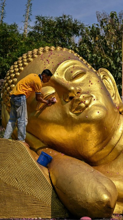 FOTO: Mengintip Patung Buddha Tidur di Mojokerto Dimandikan Jelang Waisak