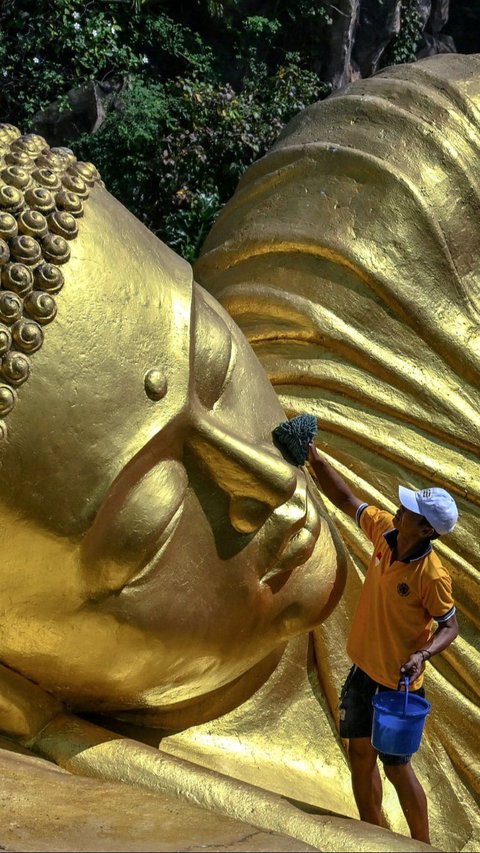 Patung Buddha Tidur merupakan salah satu ikon wisata Mojokerto. Foto: Juni Kriswanto/AFP