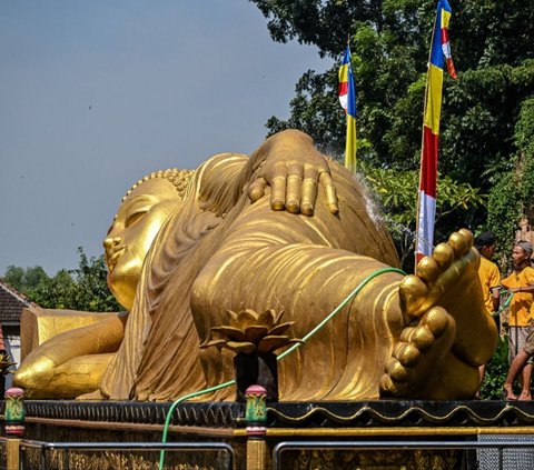 FOTO: Mengintip Patung Buddha Tidur di Mojokerto Dimandikan Jelang Waisak