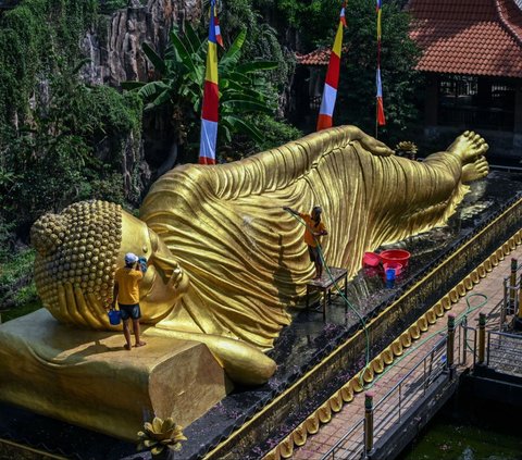 FOTO: Mengintip Patung Buddha Tidur di Mojokerto Dimandikan Jelang Waisak