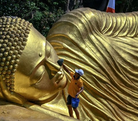 FOTO: Mengintip Patung Buddha Tidur di Mojokerto Dimandikan Jelang Waisak