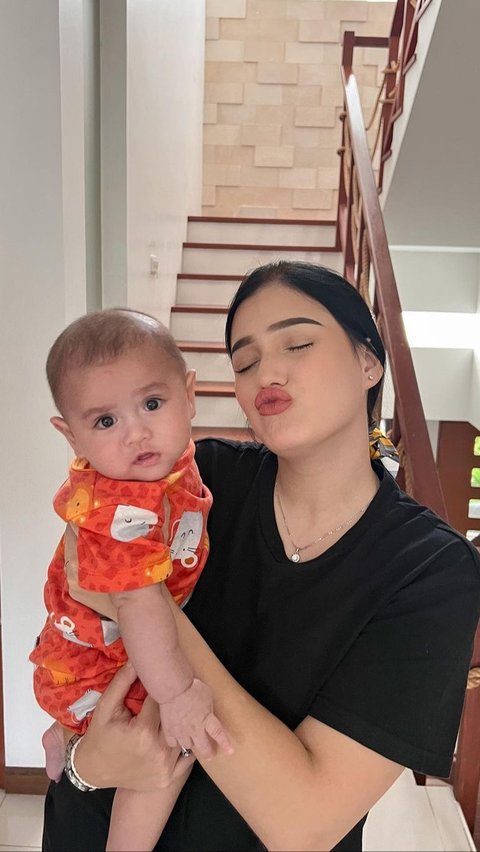 Masih Bayi Tapi Sadar Kamera