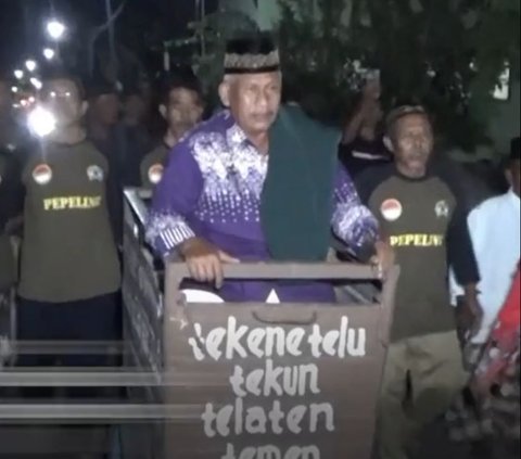 Trash collector in Ponorogo goes on Hajj after saving for 26 years, paraded by colleagues using a garbage cart